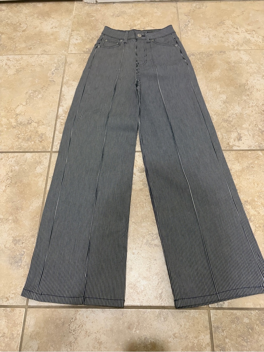🦓 Zara Black and White Pinstripe Wide-Leg Jeans 🍒